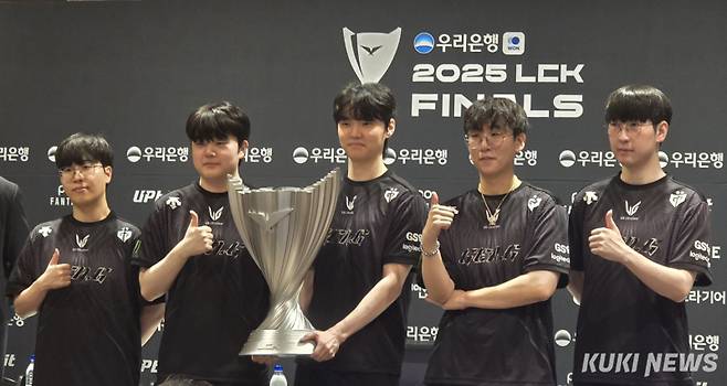 젠지 선수단이 28일 오후 2시 인천 인스파이어 아레나에서 열린 한화생명e스포츠와 ‘2025 LCK 결승전’에서 승리한 뒤 기념 사진을 찍고 있다. 김영건 기자