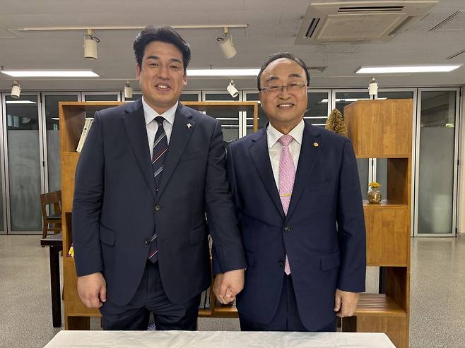 윤성원(오른쪽) 삼성제일교회 목사가 26일 서울 강남구 교회에서 유대영 후임목사와 함께 지난 리더십 이양 과정에 대해 설명하고 있다.