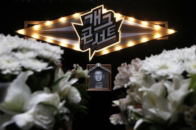 28일 서울 영등포구 여의도 KBS 신관 '개그콘서트' 녹화 스튜디오에서 개그맨 전유성 노제가 엄수되고 있다. 연합뉴스