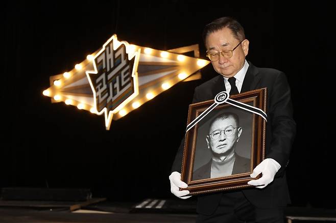 개그맨  이홍렬이 28일 서울 영등포구 여의도 KBS 신관 '개그콘서트' 녹화 스튜디오에서 엄수된 개그맨 전유성 노제에서 영정을 운구하고 있다. 연합뉴스