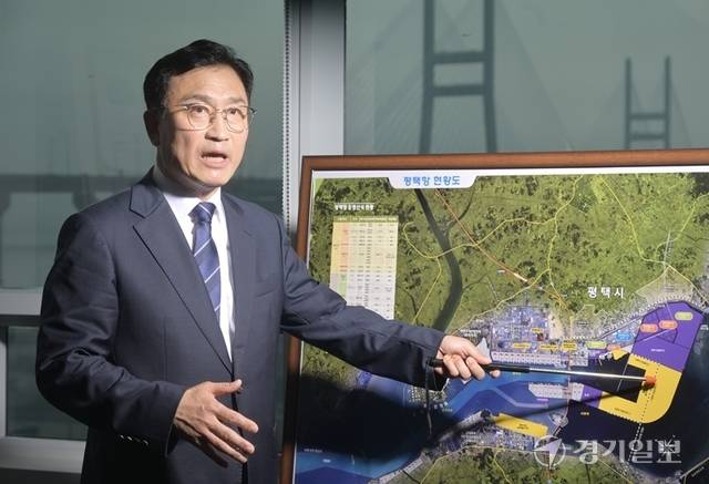 김석구 경기평택항만공사 사장이 항만 및 해양레저 등 공사의 주요 사업을 설명하고 있다. 조주현기자