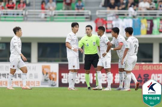 퇴장 명령을 받은 포항 이동희. 사진[연합뉴스]