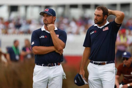 침울해하는 미국의 디섐보(왼쪽)와 셰플러. 사진[로이터=연합뉴스]