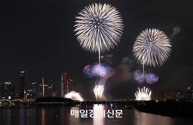 27일 오후 서울 여의도 한강공원에서 열린 ‘2025 서울세계불꽃축제’에서 화려한 불꽃이 밤하늘을 수놓고 있다. [이승환기자]