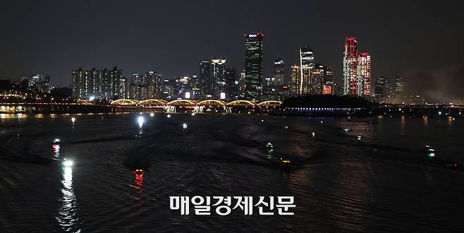 불꽃축제를 보고 선착장으로  돌아가는 보트들. [이승환기자]