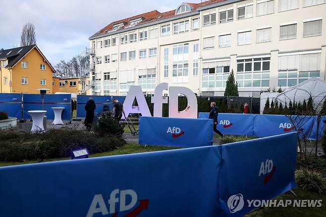지난 2월 당사 건무 앞에서 총선 승리 파티를 준비중인 독일대안당(AfD). EPA 연합뉴스
