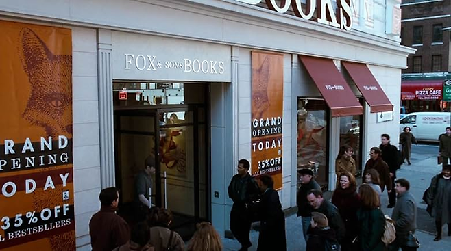 길모퉁이 서점의 단골마저도 폭스앤선즈로 향한다. 로컬 책방을 지키고 싶은 마음보다 할인가에 끌리는 마음이 컸던 것이다. [IMDb]