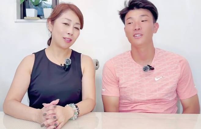 21살의 나이차이를 극복하고 결혼한 일본의 부부. [출처 = 이사무와미도리 유튜브]