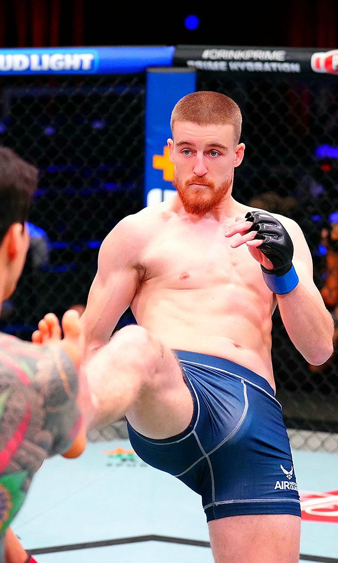 리얼리티프로그램 The Ultimate Fighter 시즌32 준결승 패디 매코리가 2025년 9월 데이나 화이트 UFC 회장 겸 CEO가 직접 주최하는 오디션 Contender Series 시즌9 6주차 미들급 경기에서 로드FC 챔피언 황인수를 발로 차고 있다. 사진=TKO