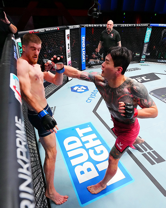로드FC 챔피언 황인수가 2025년 9월 데이나 화이트 UFC 회장 겸 CEO가 직접 주최하는 오디션 Contender Series 시즌9 6주차 미들급 경기에서 리얼리티프로그램 The Ultimate Fighter 시즌32 준결승 패디 매코리를 공격하고 있다. 사진=TKO