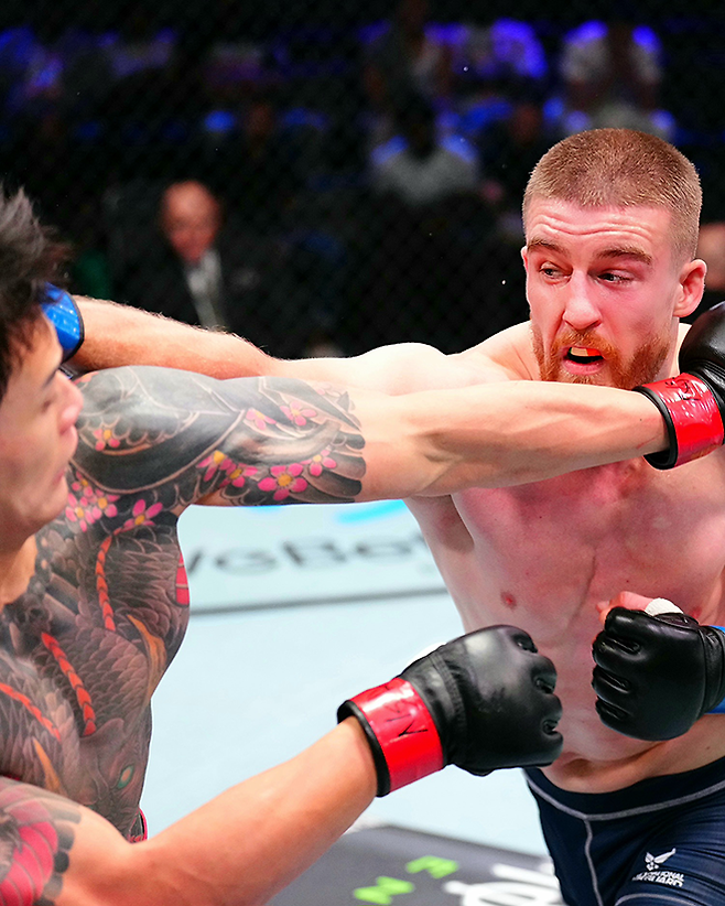 로드FC 챔피언 황인수가 2025년 9월 데이나 화이트 UFC 회장 겸 CEO가 직접 주최하는 오디션 Contender Series 시즌9 6주차 미들급 경기에서 리얼리티프로그램 The Ultimate Fighter 시즌32 준결승 패디 매코리와 주먹을 교환하고 있다. 사진=TKO