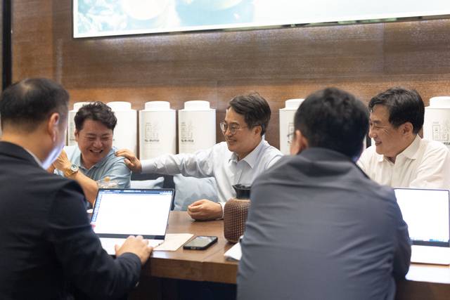 김동연 경기지사가 지난 26일 난징(南京) 진링호텔 1층 찻집에서 기자들과 간담회를 갖고 있다. 경기도청 제공