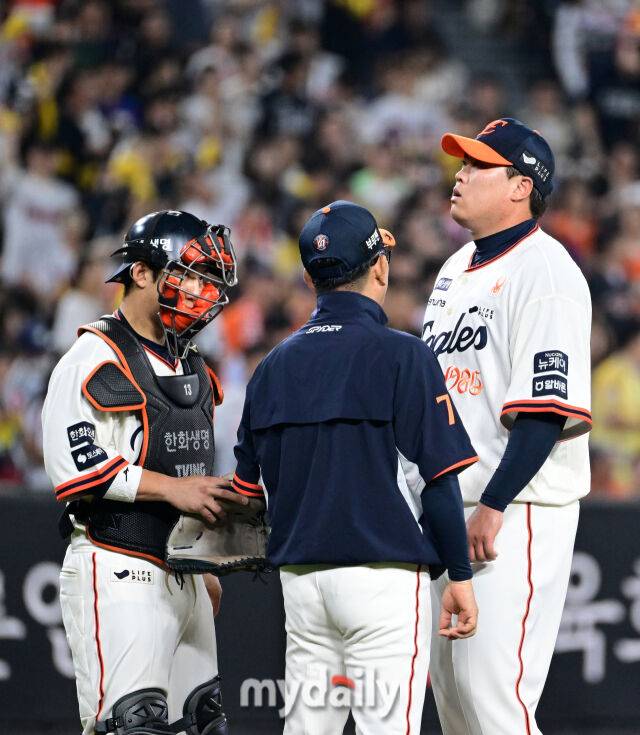 2025년 9월 26일 오후 대전 한화생명 볼파크에서 열린 '2025 신한 SOL뱅크 KBO 리그' LG 트윈스와 한화 이글스의 경기. 한화 선발투수 류현진이 6회초 2사 1.2루서 양상문 투수코치의 조언을 듣고 있다./대전 = 유진형 기자