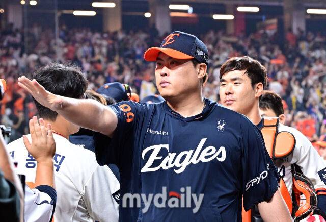 2025년 9월 26일 오후 대전 한화생명 볼파크에서 열린 '2025 신한 SOL뱅크 KBO 리그' LG 트윈스와 한화 이글스의 경기. 한화 류현진이 4-1로 승리한 뒤 기뻐하고 있다./대전 = 유진형 기자