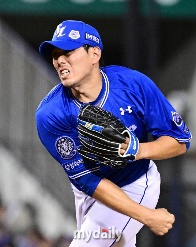 2025년 8월 28일 오후 서울 잠실구장에서 열린 '2025 신한 SOL뱅크 KBO 리그' 삼성 라이온즈와 두산 베어스의 경기. 삼성 김재윤이 9회말 2사 1.2루서 구원등판해 역투하고 있다./마이데일리