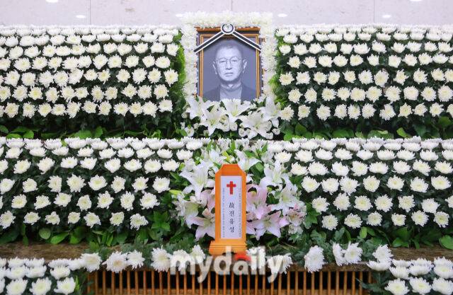 28일 오전 서울아산병원 장례식장에서 고 전유성의 영결식과 발인이 엄수됐다. [사진=사진공동취재단]