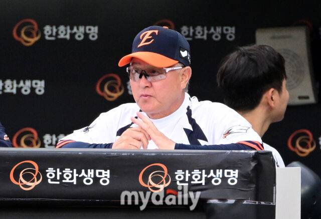 2025년 9월 27일 오후 대전 한화생명 볼파크에서 열린 '2025 신한 SOL뱅크 KBO 리그' LG 트윈스와 한화 이글스의 경기. 한화 김경문 감독이 지켜보고 있다./대전 = 유진형 기자