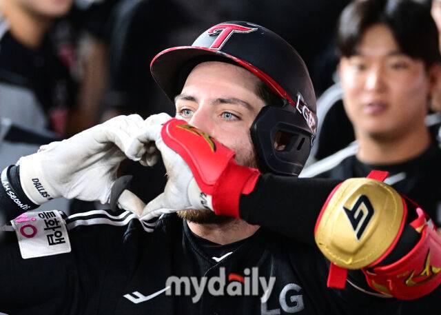LG 오스틴이 홈런을 친 뒤 하트 세리머니를 하고 있다 / 대전 = 유진형 기자 zolong@mydaily.co.kr