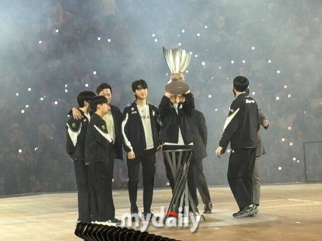 28일 인천 인스파이어 아레나에서 열린 2025 LCK 결승전에서 젠지 선수단이 우승 트로피를 들어 올리고 있다. /박성규 기자