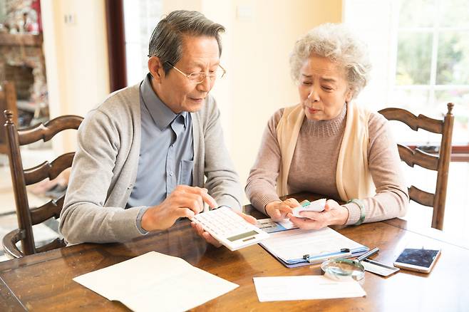 생명보험사들은 연금저축보험 상품에 투자를 결합한 ‘변액연금저축보험’ 출시를 준비 중이다 [게티이미지뱅크 제공]