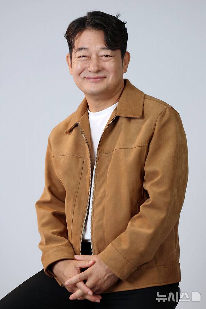 [서울=뉴시스] 조성우 기자 = 드라마 '사마귀: 살인자의 외출' 배우 조성하(최중호 역)가 지난 26일 서울 마포구 순이엔티 사옥에서 뉴시스와 인터뷰에 앞서 포즈를 취하고 있다. 2025.09.28. xconfind@newsis.com