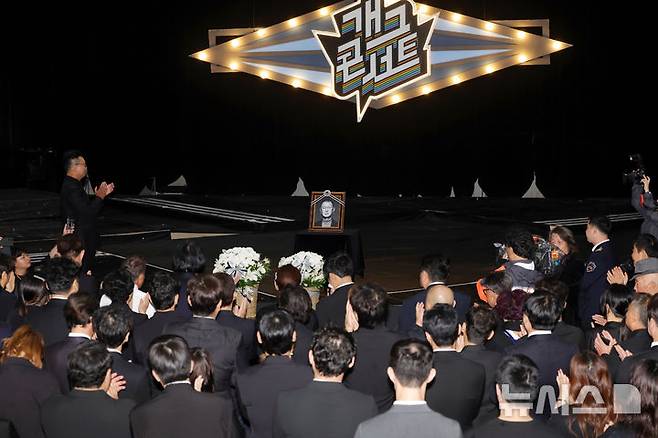 [서울=뉴시스] 홍효식 기자 = 개그맨 고 전유성의 노제가 치러진 28일 오전 서울 영등포구 KBS 공개홀에서 후배들이 고인에게 박수를 보내고 있다. 2025.09.28. yesphoto@newsis.com