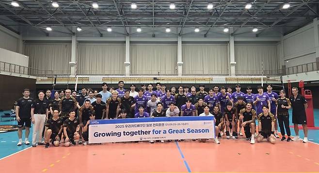 [나고야=뉴시스] 남자배구 우리카드가 28일 일본 나고야의 제이텍트 체육관에서 일본의 제이텍트 스팅스와 연습경기 2차전을 치른 뒤 기념사진을 찍고 있다. (사진=우리카드 제공) 2025.09.28. *재판매 및 DB 금지