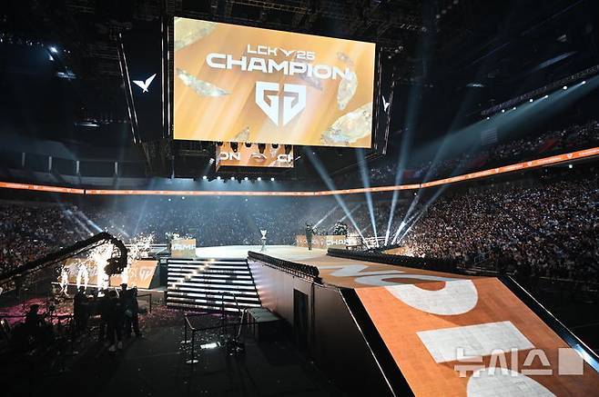 [인천=뉴시스] 윤정민 기자 = 리그 오브 레전드(LoL) e스포츠 한국 프로 리그 'LoL 챔피언스 코리아(LCK)' 팀 젠지가 28일 오후 인천 중구 인스파이어 아레나에서 열린 '2025 LoL 챔피언스 코리아(LCK)' 결승전에서 한화생명e스포츠를 상대로 세트 스코어 3대 1로 꺾으며 우승을 차지했다. 2025.09.28. alpaca@newsis.com