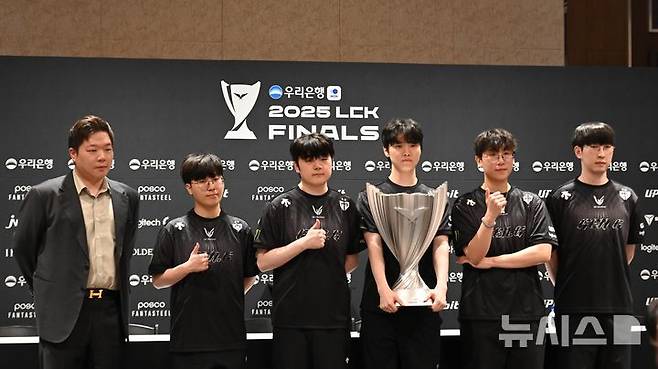[인천=뉴시스] 윤정민 기자 = 리그 오브 레전드(LoL) e스포츠 팀 젠지가 28일 오후 인천 중구 인스파이어 아레나에서 열린 'LoL 챔피언스 코리아(LCK)' 우승 후 간담회에서 기념 촬영을 하고 있다. 2025.09.28. alpaca@newsis.com