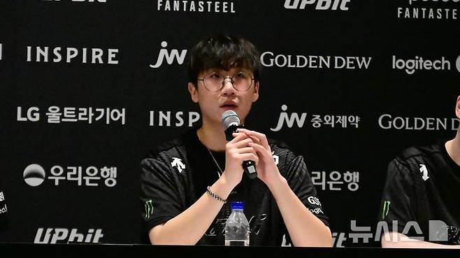 [인천=뉴시스] 윤정민 기자 = 리그 오브 레전드(LoL) e스포츠 선수 '룰러' 박재혁(젠지)이 28일 오후 인천 중구 인스파이어 아레나에서 열린 'LoL 챔피언스 코리아(LCK)' 결승전 후 간담회에서 기자 질문에 답하고 있다. 2025.09.28. alpaca@newsis.com