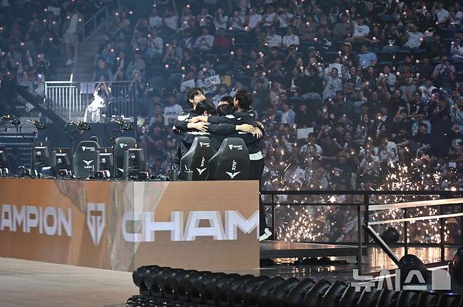 [인천=뉴시스] 윤정민 기자 = 리그 오브 레전드(LoL) e스포츠 한국 프로 리그 'LoL 챔피언스 코리아(LCK)' 팀 젠지가 28일 오후 인천 중구 인스파이어 아레나에서 열린 '2025 LoL 챔피언스 코리아(LCK)' 결승전에서 한화생명e스포츠를 상대로 세트 스코어 3대 1로 꺾으며 우승을 차지했다. 2025.09.28. alpaca@newsis.com