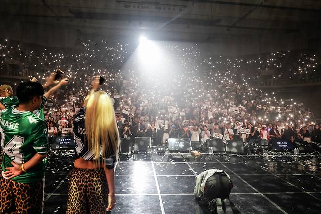 김건모가 복귀한 부산 콘서트에서 팬들에게 큰 절을 하고 있다. 아이스타미디어컴퍼니 제공