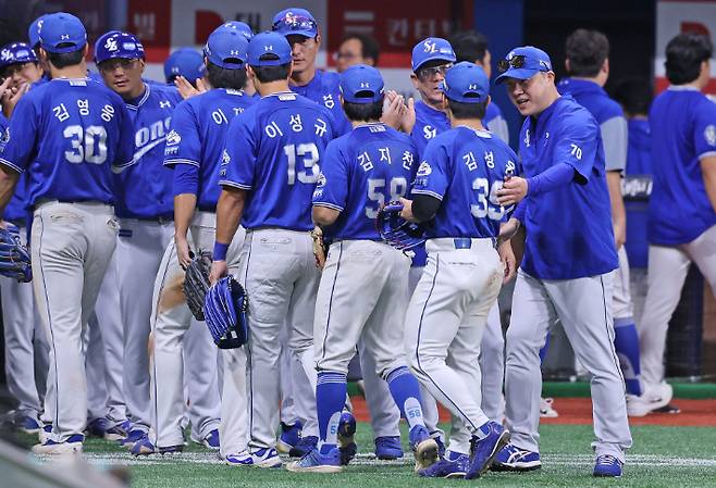 삼성 박진만 감독(오른쪽)이 28일 키움과 원정에서 승리한 뒤 선수들을 격려하고 있다. 삼성 라이온즈