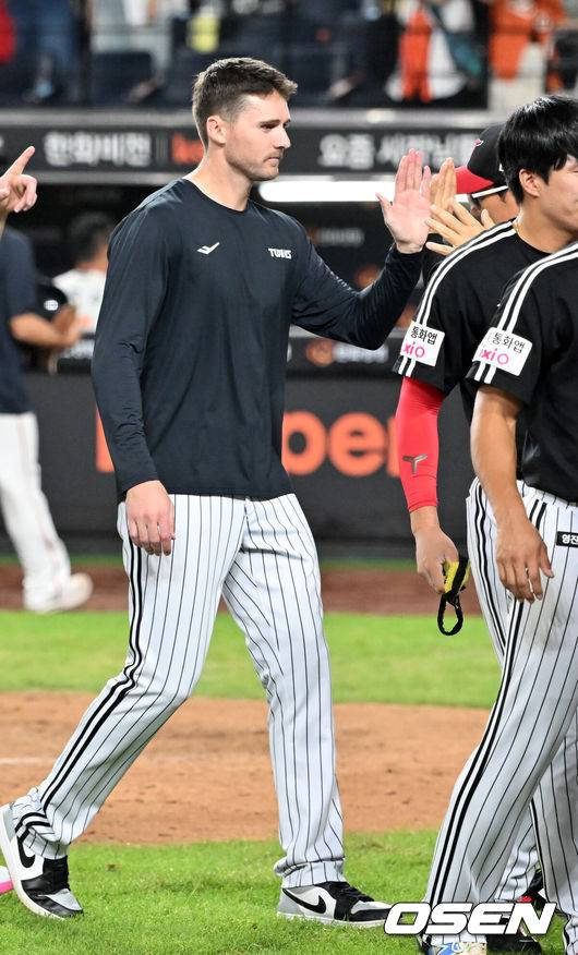 [OSEN=대전, 민경훈 기자] 27일 오후 대전 한화생명볼파크에서 2025 신한 SOL Bank KBO리그&nbsp;한화 이글스와&nbsp;LG 트윈스의 경기가 열렸다.이 경기에서 LG는 한화에 9-2&nbsp;완승을 거두며 정규리그 우승 확정 매직넘버도&nbsp;‘1’로 줄였다.&nbsp;시즌 3번째 선발타자 전원안타 경기. 1번 타자 홍창기가 4안타 맹타를 휘둘렀고, 선발투수 앤더스 톨허스트가 6이닝 7탈삼진 2실점 호투로 시즌 6승째를 올렸다.&nbsp;경기를 마치고 LG 톨허스트가 염경엽 감독과 하이파이브를 하고 있다. 2025.09.27 /rumi@osen.co.k