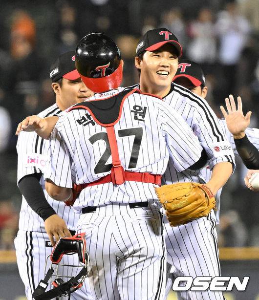 [OSEN=잠실, 이대선 기자] 프로야구 LG 트윈스 투수 임찬규가 데뷔 첫 완봉승을 거뒀다.&nbsp;LG는 26일 서울 잠실구장에서 열린 2025 KBO리그 한화와&nbsp;경기에서 4-0으로 승리했다.&nbsp;LG 선발투수 임찬규는 2피안타 2볼넷 5탈삼진 무실점으로 완봉승을 장식했다.&nbsp;8회까지 87개를 던지며 무실점을 이어간 임찬규는 9회에도 마운드에 올랐다. 첫 타자 김태연을 초구에 3루수 땅볼로 아웃을 잡았다. 문현빈을 97구째 투수 직선타로 잡아냈다.&nbsp;플로리얼을 상대로 투수 땅볼로 처리하며 완봉승에 성공했다.경기 종료 후 완봉승을 거둔 LG 임찬규가 박동원과 포옹을 나누고 있다. 2025.03.26 /sunday@osen.co.kr