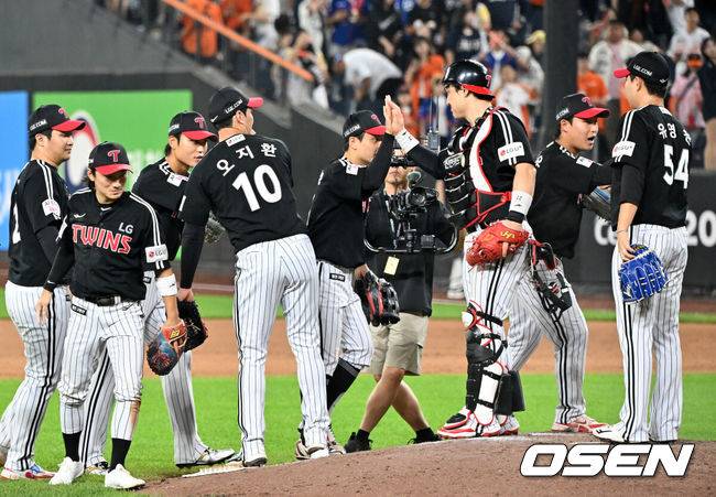 [OSEN=대전, 민경훈 기자] 27일 오후 대전 한화생명볼파크에서 2025 신한 SOL Bank KBO리그&nbsp;한화 이글스와&nbsp;LG 트윈스의 경기가 열렸다.이 경기에서 LG는 한화에 9-2&nbsp;완승을 거두며 정규리그 우승 확정 매직넘버도&nbsp;‘1’로 줄였다.&nbsp;시즌 3번째 선발타자 전원안타 경기. 1번 타자 홍창기가 4안타 맹타를 휘둘렀고, 선발투수 앤더스 톨허스트가 6이닝 7탈삼진 2실점 호투로 시즌 6승째를 올렸다.&nbsp;경기를 마치고 LG 선수들이 마운드 위에서 승리의 기쁨을 나누고 있다. 2025.09.27 /rumi@osen.co.kr