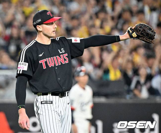 [OSEN=대전, 민경훈 기자] 27일 오후 대전 한화생명볼파크에서 2025 신한 SOL Bank KBO리그&nbsp;한화 이글스와&nbsp;LG 트윈스의 경기가 열렸다.한화는&nbsp;문동주, LG는&nbsp;톨허스트를 선발 투수로 내세웠다.5회말을 마친 LG&nbsp;톨허스트가 세리머니를 하고 있다. 2025.09.27 /rumi@osen.co.kr