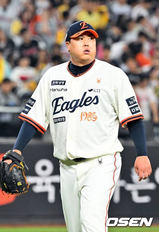 [OSEN=대전, 민경훈 기자] 26일 오후 대전 한화생명볼파크에서 2025 신한 SOL Bank KBO리그 한화 이글스와 LG 트윈스의 경기가 열렸다.한화는 류현진, LG는 치리노스를 선발 투수로 내세웠다.4회초를 마친 한화 선발 류현진이 큰 숨을 내쉬며 덕아웃으로 향하고 있다. 2025.09.26 /rumi@osen.co.kr