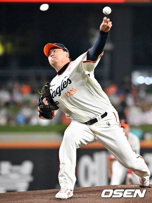 [OSEN=대전, 민경훈 기자] 26일 오후 대전 한화생명볼파크에서 2025 신한 SOL Bank KBO리그 한화 이글스와 LG 트윈스의 경기가 열렸다.한화는 류현진, LG는 치리노스를 선발 투수로 내세웠다.한화 선발 류현진이 마운드 위에서 힘차게 공을 뿌리고 있다. 2025.09.26 /rumi@osen.co.kr