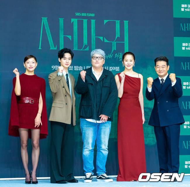 [OSEN=박준형 기자]  4일 오후 서울 목동 SBS 사옥에서 SBS 금토드라마 ‘사마귀: 살인자의 외출’ 제작발표회가 진행됐다.   배우 고현정과 장동윤이 출연하는 드라마 ‘사마귀: 살인자의 외출’은 잔혹한 연쇄살인마 ‘사마귀’가 잡힌 지 20여 년이 지나 모방범죄가 발생하고, 이 사건 해결을 위해 한 형사가 평생 증오한 ‘사마귀’인 엄마와 예상 못한 공조수사를 펼치며 벌어지는 고밀도 범죄 스릴러다.출연배우들과 변영주 감독이 포즈를 취하고 있다.  2025.09.04 / soul1014@osen.co.kr