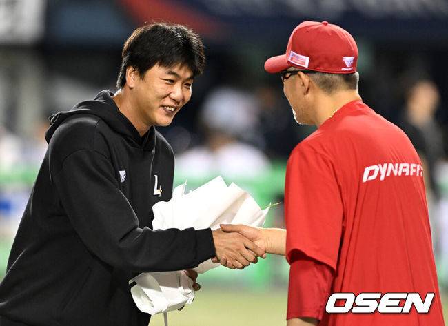 [OSEN=잠실, 이대선 기자] 프로야구 SSG 랜더스는 27일 서울 잠실구장에서 열린 2025 신한 SOL뱅크 KBO리그 두산 베어스와의 시즌 마지막 맞대결(16차전)에서 6-2로 승리했다. 3위 SSG는 2연승을 달리며 4위 삼성 라이온즈와 승차를 2경기로 벌렸다. 시즌 72승 4무 63패. 반면 2연패에 빠진 9위 두산은 59승 6무 77패가 됐다.경기 종료 후 SSG 이숭용 감독이 12시즌 10승을 달성한 김광현에게 꽃다발을 건네고 있다. 2025.09.27 /sunday@osen.co.kr