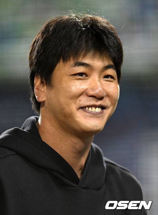 [OSEN=잠실, 이대선 기자] 프로야구 SSG 랜더스는 27일 서울 잠실구장에서 열린 2025 신한 SOL뱅크 KBO리그 두산 베어스와의 시즌 마지막 맞대결(16차전)에서 6-2로 승리했다.&nbsp;3위 SSG는 2연승을 달리며 4위 삼성 라이온즈와 승차를 2경기로 벌렸다. 시즌 72승 4무 63패. 반면 2연패에 빠진 9위 두산은 59승 6무 77패가 됐다.경기 종료 후 SSG 김광현이 인터뷰를 마치고 관중석을 향해 인사를 하고 있다. 2025.09.27 /sunday@osen.co.kr