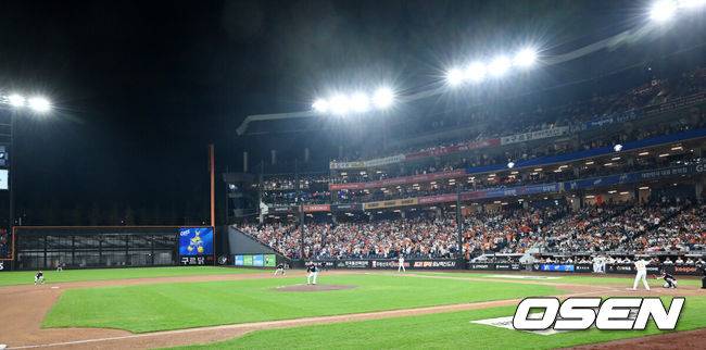 [OSEN=대전, 민경훈 기자] 27일 오후 대전 한화생명볼파크에서 2025 신한 SOL Bank KBO리그&nbsp;한화 이글스와&nbsp;LG 트윈스의 경기가 열렸다.이 경기에서 LG는 한화에 9-2&nbsp;완승을 거두며 정규리그 우승 확정 매직넘버도&nbsp;‘1’로 줄였다.&nbsp;시즌 3번째 선발타자 전원안타 경기. 1번 타자 홍창기가 4안타 맹타를 휘둘렀고, 선발투수 앤더스 톨허스트가 6이닝 7탈삼진 2실점 호투로 시즌 6승째를 올렸다.&nbsp; 야구장을 가득 메운 팬들이 열띤 응원을 펼치고 있다. 2025.09.27 /rumi@osen.co.kr