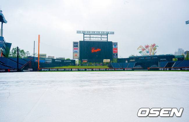 [OSEN=대전, 민경훈 기자] 28일 오후 대전 한화생명볼파크에서 2025 신한 SOL Bank KBO리그&nbsp;한화 이글스와&nbsp;LG 트윈스의 경기가 열릴 예정이지만 그라운드에 비가 내리고 있다.이날 새벽부터 대전 지역에 내린 비가 오전에도 멈추지 않고 있다. 오전 11시 기준으로 시간당 6.8mm 적잖은 강수량을 보이고 있다. 내야에 대형 방수포를 깔았지만 외야와 나머지 그라운드는 빗물로&nbsp;젖었다. 2025.09.28 /rumi@osen.co.kr