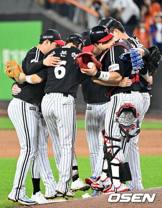 [OSEN=대전, 민경훈 기자] 27일 오후 대전 한화생명볼파크에서 2025 신한 SOL Bank KBO리그&nbsp;한화 이글스와&nbsp;LG 트윈스의 경기가 열렸다.이 경기에서 LG는 한화에 9-2&nbsp;완승을 거두며 정규리그 우승 확정 매직넘버도&nbsp;‘1’로 줄였다.&nbsp;시즌 3번째 선발타자 전원안타 경기. 1번 타자 홍창기가 4안타 맹타를 휘둘렀고, 선발투수 앤더스 톨허스트가 6이닝 7탈삼진 2실점 호투로 시즌 6승째를 올렸다.&nbsp;경기를 마치고 LG 선수들이 마운드 위에서 승리의 기쁨을 나누고 있다. 2025.09.27 /rumi@osen.co.kr