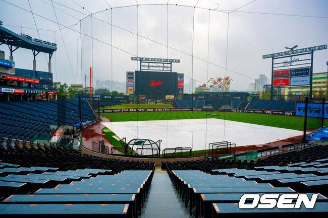 [OSEN=대전, 민경훈 기자] 28일 오후 대전 한화생명볼파크에서 2025 신한 SOL Bank KBO리그&nbsp;한화 이글스와&nbsp;LG 트윈스의 경기가 열릴 예정이지만 그라운드에 비가 내리고 있다.이날 새벽부터 대전 지역에 내린 비가 오전에도 멈추지 않고 있다. 오전 11시 기준으로 시간당 6.8mm 적잖은 강수량을 보이고 있다. 내야에 대형 방수포를 깔았지만 외야와 나머지 그라운드는 빗물로&nbsp;젖었다. 2025.09.28 /rumi@osen.co.kr