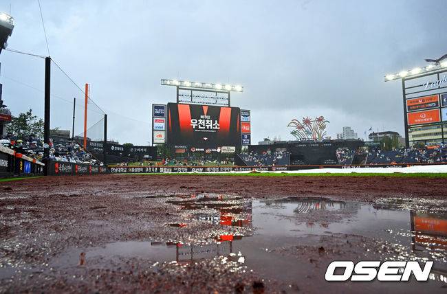 [OSEN=대전, 민경훈 기자] 프로야구 LG 트윈스의 정규리그 우승 확정이 비로 인해 미뤄졌다. 1시간 지연 시작 목표로 그라운드를 정비했으나, 오락가락하는 비 때문에 방수포를 걷었다가 다시 깔면서 대기 시간이 길어지자 결국 우천 취소 결정이 났다.&nbsp;28일 오후 2시 대전 한화생명볼파크에서 열릴 예정이었던 2025 신한 SOL Bank KBO리그 LG 트윈스와 한화 이글스의 시즌 16차전 마지막 대결이 우천 취소됐다.&nbsp;전광판에 우천취소 문구가 뜨고 있다. 2025.09.28 / rumi@osen.co.kr
