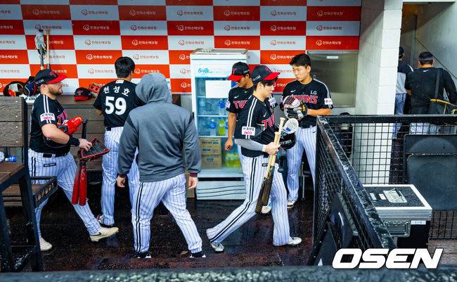 [OSEN=대전, 민경훈 기자] 프로야구 LG 트윈스의 정규리그 우승 확정이 비로 인해 미뤄졌다. 1시간 지연 시작 목표로 그라운드를 정비했으나, 오락가락하는 비 때문에 방수포를 걷었다가 다시 깔면서 대기 시간이 길어지자 결국 우천 취소 결정이 났다. 28일 오후 2시 대전 한화생명볼파크에서 열릴 예정이었던 2025 신한 SOL Bank KBO리그 LG 트윈스와 한화 이글스의 시즌 16차전 마지막 대결이 우천 취소됐다. 우천취소 결정으로 덕아웃으로 LG 선수들이 빠져나가고 있다. 2025.09.28 / rumi@osen.co.kr