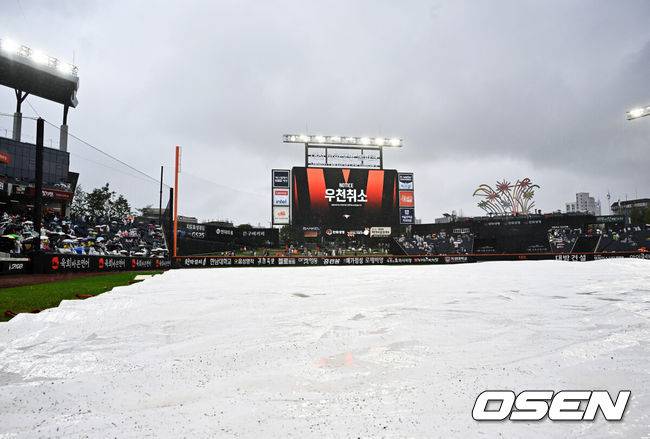 [OSEN=대전, 민경훈 기자] 프로야구 LG 트윈스의 정규리그 우승 확정이 비로 인해 미뤄졌다. 1시간 지연 시작 목표로 그라운드를 정비했으나, 오락가락하는 비 때문에 방수포를 걷었다가 다시 깔면서 대기 시간이 길어지자 결국 우천 취소 결정이 났다.&nbsp;28일 오후 2시 대전 한화생명볼파크에서 열릴 예정이었던 2025 신한 SOL Bank KBO리그 LG 트윈스와 한화 이글스의 시즌 16차전 마지막 대결이 우천 취소됐다.&nbsp;전광판에 우천취소 문구가 뜨고 있다. 2025.09.28 / rumi@osen.co.kr