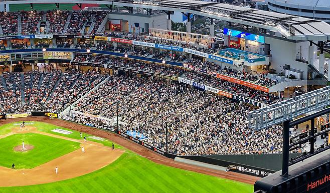 27일 오후 대전 한화생명 볼파크에서 열린 프로야구 '2025 신한 SOL뱅크 KBO 리그' LG 트윈스와 한화 이글스의 경기를 찾은 수많은 야구팬들이 응원을 펼치고 있다. 뉴스1